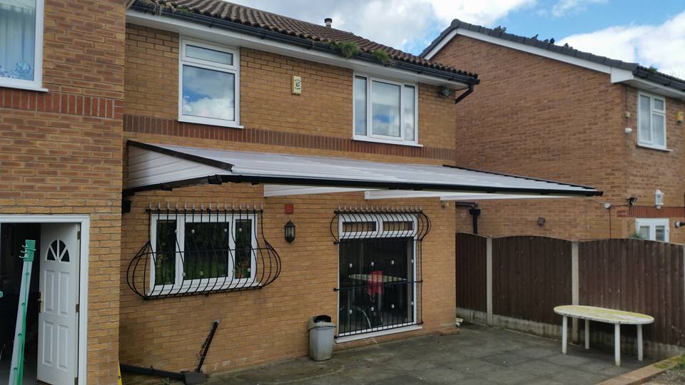 Cantilever Canopy covering the patio in the garden